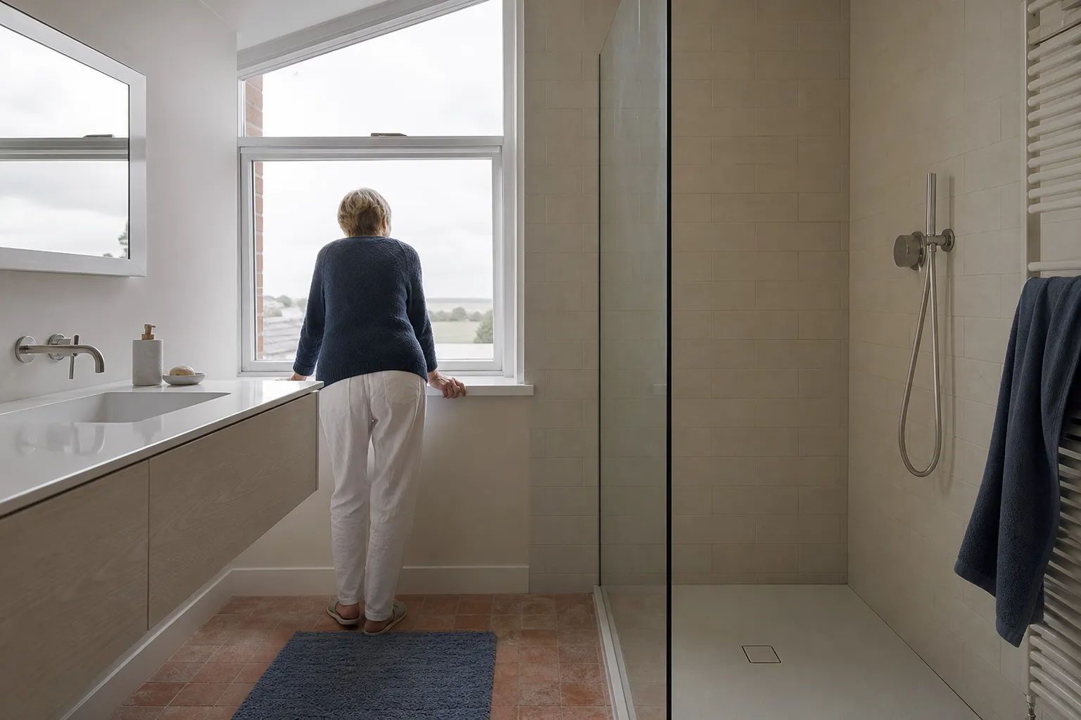 Salle de bain rénovée en tons clairs, douche de plain-pied, meuble vasque suspendu, lumière naturelle
